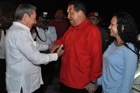 Chávez, recibido a su llegada a La Habana por Raúl Castro. | Reuters