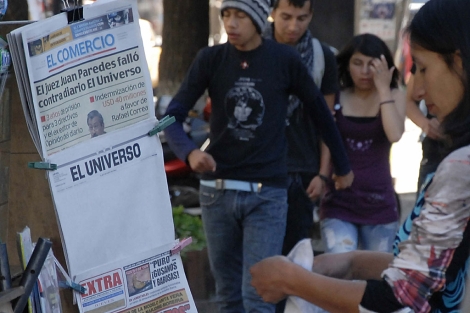 La portada en blanco de 'El Universo' en un quiosco de venta de periódicos en Quito. | Efe