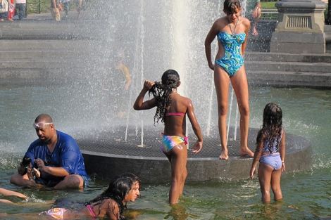 Niños y grandes se bañan en una fuente de Nueva York. | C. F.