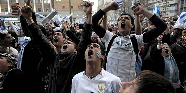 Miles de personas celebran la victoria en las calles de Montevideo. | Ap