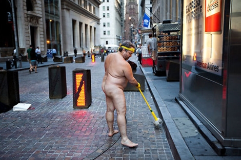 Uno de los desnudos frente a Wall Street. | The New York Times