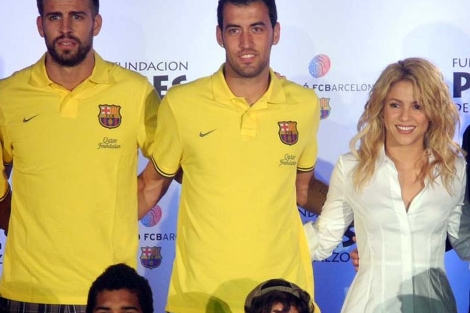 La cantante colombiana posa junto a Busquets y Piqué. | AFP