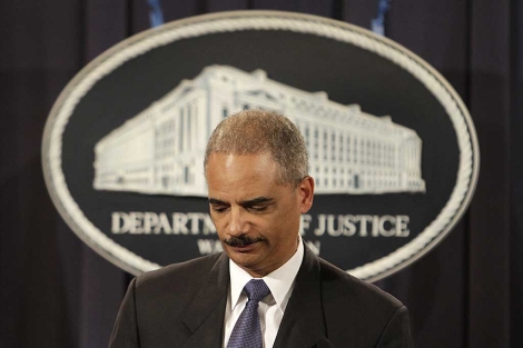 Eric Holder hace una pausa durante la rueda de prensa. | AP