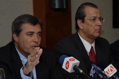Gonzalo Marroquín (d) y Claudio Paolillo, de la Sociedad Interamericana de Prensa. | Efe