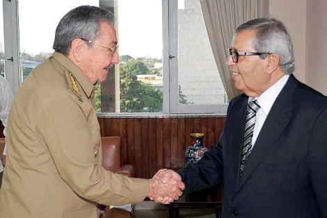 Raúl Castro saluda a un funcionario libio en La Habana. | AP