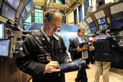 Agentes de cambio y bolsa trabajan en la NYSE este lunes 8 de agosto. | Efe