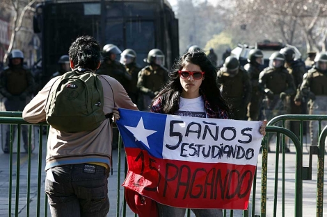 Una joven se manifiesta en Santiago en el paro nacional convocado por los estudiantes . | Efe