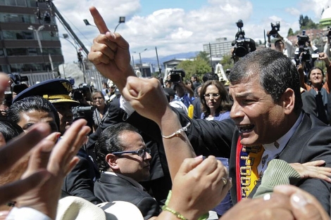 El presidente Rafael Correa habla con gente en las calles de Quito. | AP
