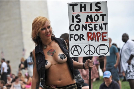 Una mujer en la marcha contra la violencia sexual. | AFP