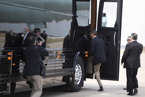 Obama sube esta mañana en St. Paul al autobús que le lleva de gira. | Ap