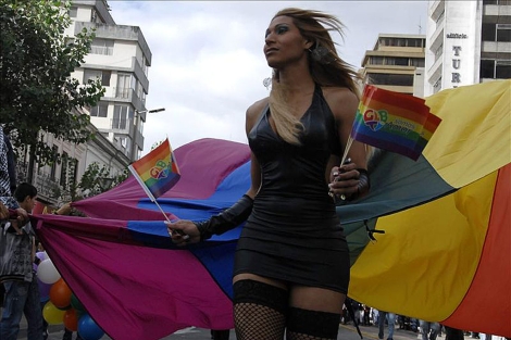 Una transexual se manifiesta su orgullo gay en Ecuador. | Efe