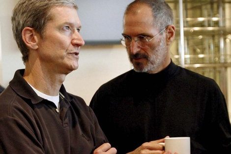 Tim Cook y Steve Jobs.