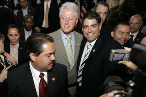 Roberto Arango posa junto a Bill Clinton en 2008 en San Juan, Puerto Rico. | AP