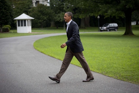 Obama camina hacia la Casa Blanca tras regresar de Detroit este lunes. | AFP