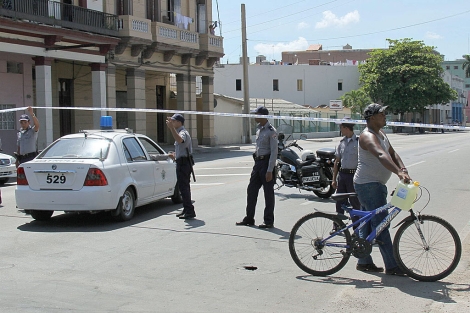 La policía cierra la calle del templo Pentacostal. | Efe