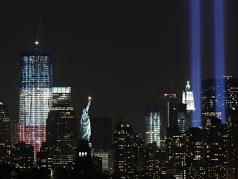 Prueba de luces para el aniversario del 11-S en Manhattan. | AP