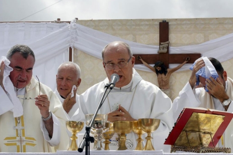 El cardenal Jaime Ortega (c) durante una misa. | Reuters