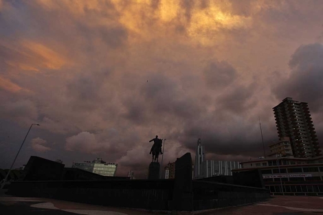 Vista de una plaza cubana al atardecer. | Reuters