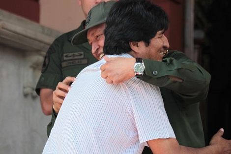 Chávez, de verde, recibe a Evo Morales en Miraflores este sábdo, antes de partir a Cuba. | AP