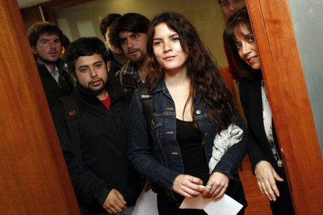 Camila Vallejo y sus compañeros llegan a una reunión con el ministro de Educación de Chile. I Efe