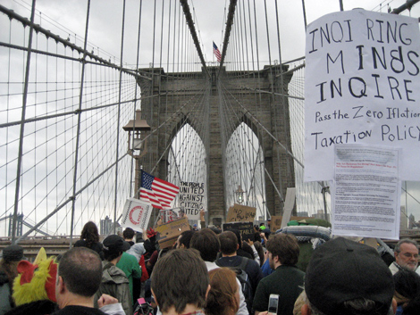 Los 'indignados' cruzan el Puente de Brooklyn, en Nueva York. | AP Los 'indignados' cruzan el Puente de Brooklyn, en Nueva York. | AP