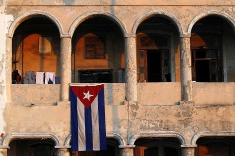 Una bandera cubana cuelga de un edificio en La Habana. | Reuters