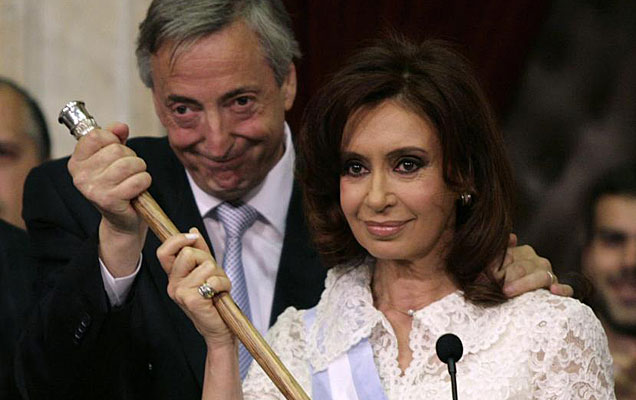 Néstor Kirchner junto a Cristina Fernández cuando ella tomó el mando del Gobierno en 2007. | Reuters Néstor Kirchner junto a Cristina Fernández cuando ella tomó el mando del Gobierno en 2007. | Reuters