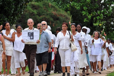 Marcha de las Damas de Blanco, con Héctor Maseda (c), viudo de Laura Pollán. | Efe