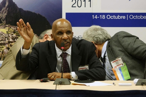 El nuevo presidente de la SIP , Milton Coleman (c). | Efe