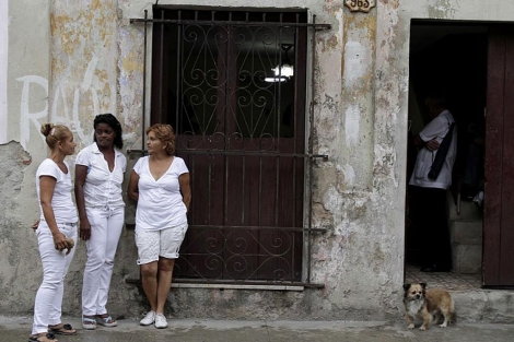 Miembros de las Damas de Blanco fuera de la casa de Pollán el 15 de octubre. | Efe