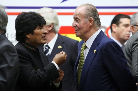 Evo Morales habla con el Rey de España durante la Cumbre Iberoamericana. | Efe