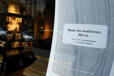'Culpe al hombre del tiempo', reza el cartel de disculpas de Starbucks. | Reuters