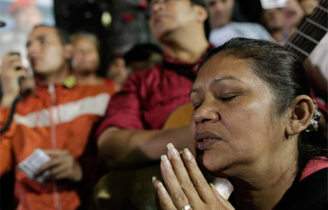 Una mujer llora en la Plaza Bolívar de Caracas. | Efe Una mujer llora en la Plaza Bolívar de Caracas. | Efe