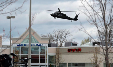 Un 'blackhawk' de la Guardia Republicana sobrevuela la zona. | Afp