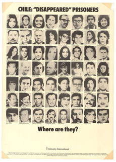 Cartel de Amnistía con rostros de los desaparecidos. | AI