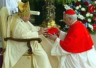 Juan Pablo II entrega al arzobispo Carlos Amigo el capelo cardenalicio.