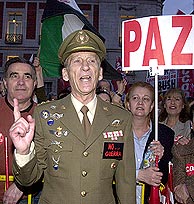 El coronel Mart�nez Ingl�s, en plena manifestaci�n. (Pedro Carrero)