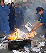 Protesta de los astilleros ante la sede del PSE- EE, donde han quemado fotocopias del nuevo Plan Industrial elaborado por la SEPI. (EFE)