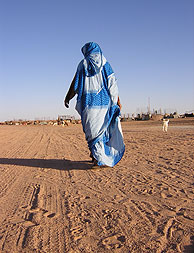 Una mujer saharaui camina por los campos de refugiados de Tinduf, en Argelia. (Foto: M. J. Llerena)