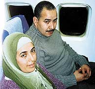 Jamila ben Salah, la madre de Sanae, junto a su marido, Abdeneri Essebar. (Foto: EL MUNDO)