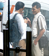 Mohamed Haddad, a la derecha, conversando con el periodista Jamal Ouahbi, en Tetun. (