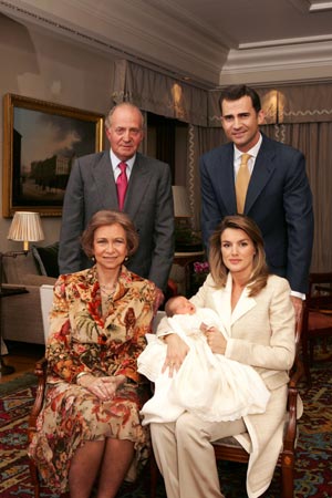 Los Reyes de Espa&ntilde;a y los Pr&iacute;ncipes de Asturias junto a la Infanta Leonor. (Foto: CASA REAL)