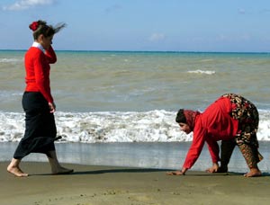 Uno de los humanos cuadrúpedos 'pasea' por una playa. (Foto: BBC)
