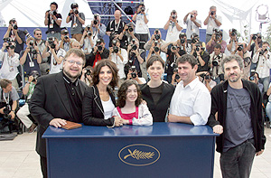 Guillermo del Toro, Maribel Verdú, Ivana Baquero, Ariadna Gil, Sergi López y Doug Jones. (Foto: AFP)
