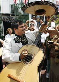 Un miembro del grupo mariachi Tierra Mexicana'. (Foto: AP) Un miembro del grupo mariachi Tierra Mexicana'. (Foto: AP)