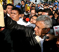 El candidato López Obrador entre la multitud después de votar. (Foto: REUTERS) El candidato López Obrador entre la multitud después de votar. (Foto: REUTERS)