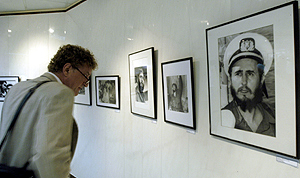 Algunas de las fotos de la exposición 'Canto a la vida'. (Foto: EFE)