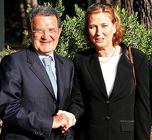 El primer ministro italiano, Romano Prodi, con la ministra israel� Tzipi Livni. (Foto: AP)