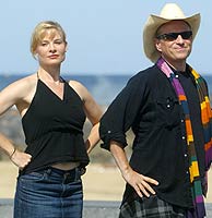 La actriz Melinda Page Hamilton y el director Bobcat Goldthwait tras la presentaci�n de 'Sleeping dogs lie' / afp