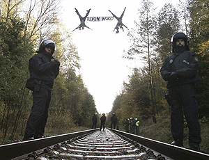 Dos activistas de 'Robin Wood' colgados sobre las vías del tren. (Foto: REUTERS)